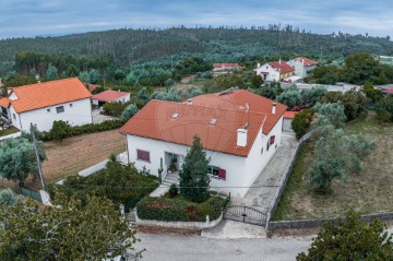 House 3 Bedrooms in Pinheiro de Ázere