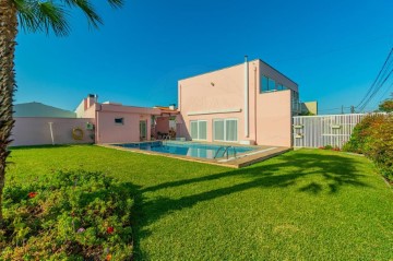 House 4 Bedrooms in Espinho