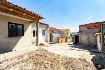 House 3 Bedrooms in Souselas e Botão