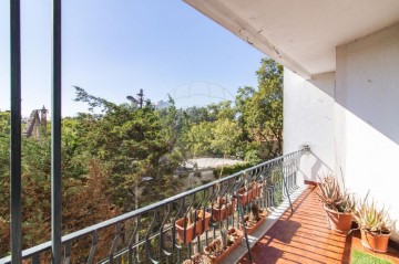 Apartment 1 Bedroom in Carcavelos e Parede