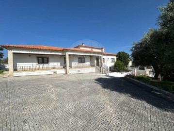 House 5 Bedrooms in Valongo do Vouga