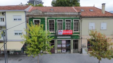 Prédio em St.Tirso, Couto (S.Cristina e S.Miguel) e Burgães