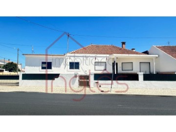 House 3 Bedrooms in Almeirim