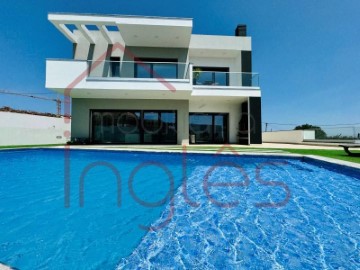 House 4 Bedrooms in Pontinha e Famões