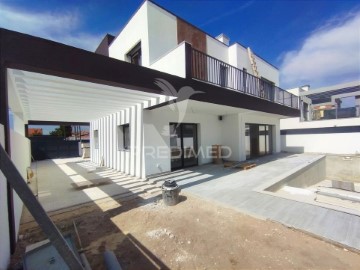 House 4 Bedrooms in Azeitão (São Lourenço e São Simão)