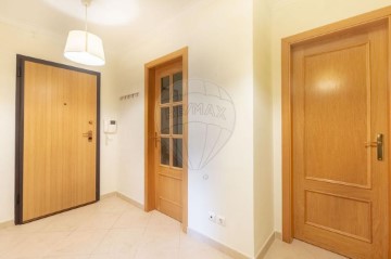 Apartment 2 Bedrooms in Carregado e Cadafais