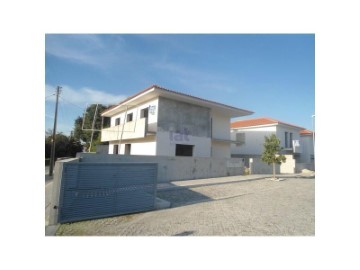 House 4 Bedrooms in Fragoso