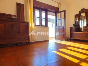 House 4 Bedrooms in Castelo Branco