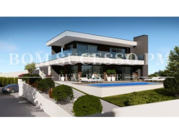 House 4 Bedrooms in Vermelha