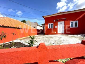 House 2 Bedrooms in Miragaia e Marteleira