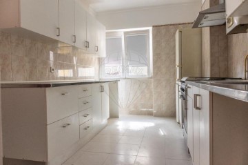 Apartamento 4 Quartos em Venteira