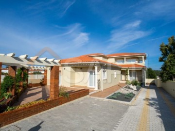 House 4 Bedrooms in Marinha Grande