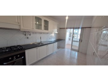 Apartment 3 Bedrooms in Algueirão-Mem Martins