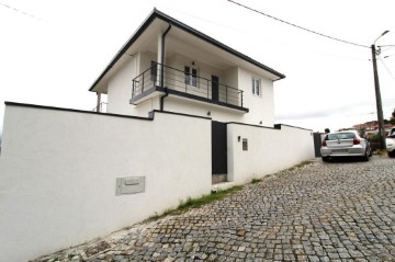 Maison 4 Chambres à Rebordões