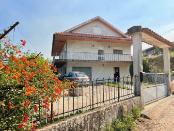 House 5 Bedrooms in Oleiros