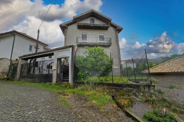 House 3 Bedrooms in Agrela e Serafão