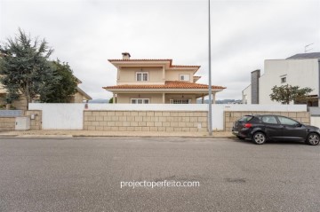 House 3 Bedrooms in Paredes