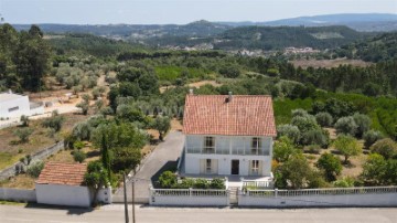 House 5 Bedrooms in Nossa Senhora da Piedade