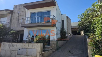 House 5 Bedrooms in Campo e Sobrado