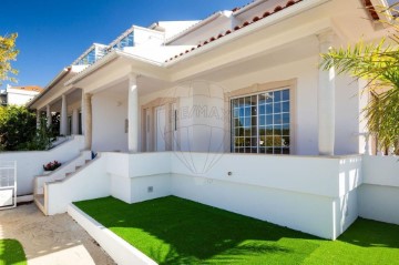 House 4 Bedrooms in Parceiros e Azoia