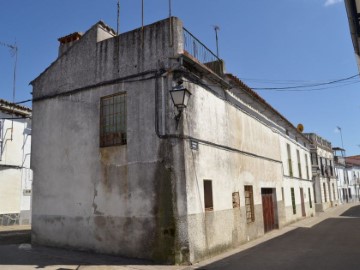 House 4 Bedrooms in Pantano de Navabuena