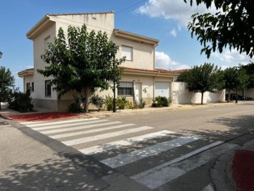 House 4 Bedrooms in Domeño Antiguo