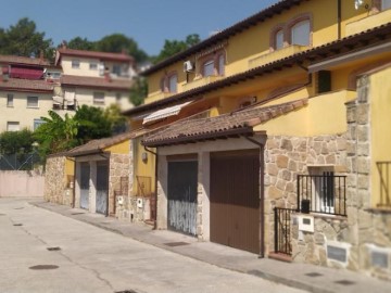 House 3 Bedrooms in Piedralaves