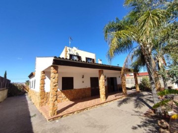 House 4 Bedrooms in Betxí