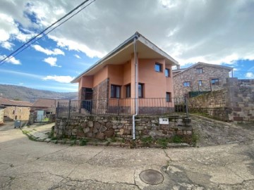 House 5 Bedrooms in Brañosera