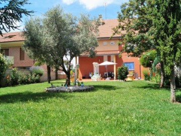 House 4 Bedrooms in Trobajo del Camino