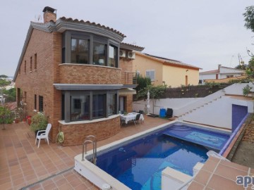 House 5 Bedrooms in Premià de Dalt