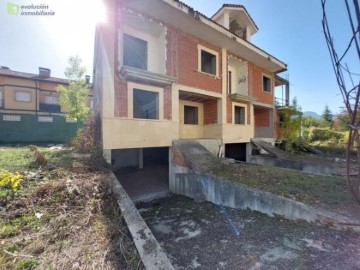 House 4 Bedrooms in Villasana de Mena