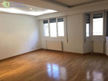 Apartamento 4 Quartos em Burgos Centro