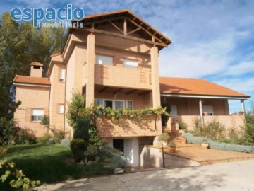 House 5 Bedrooms in Carracedelo