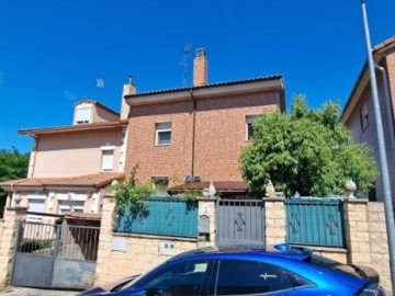 House 4 Bedrooms in San Mamés de Burgos