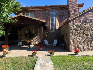 House 5 Bedrooms in Los Negrales