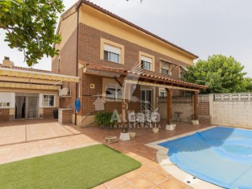 House 4 Bedrooms in Parque Vallejo