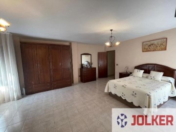 House 4 Bedrooms in Zona Bosca