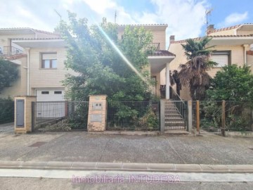 House 3 Bedrooms in Cascante