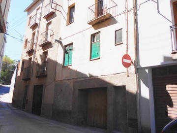 House 4 Bedrooms in Cardona