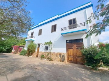 House 4 Bedrooms in Riu-Rau