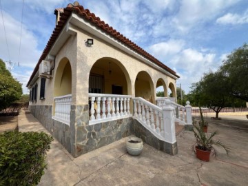 House 4 Bedrooms in Vilamarxant