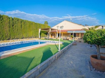 House 4 Bedrooms in Los Palacios