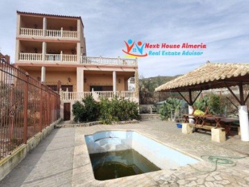 House 4 Bedrooms in Los Utreras