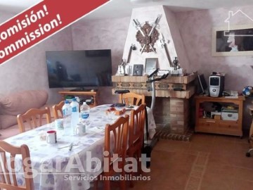 House 5 Bedrooms in Cobisa