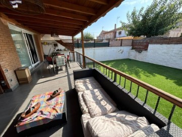 House 4 Bedrooms in Santa Perpètua de Mogoda