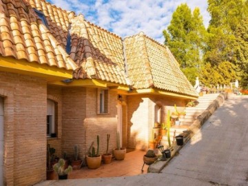 House 4 Bedrooms in Nuevo Chinchon