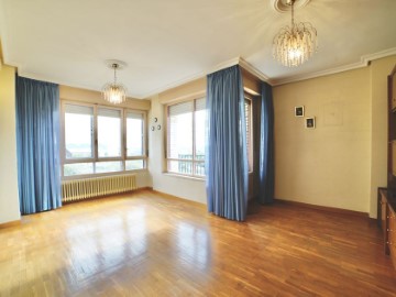 Apartment 4 Bedrooms in Allo