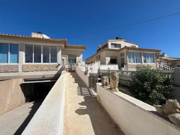 House 2 Bedrooms in Castalla