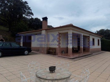 House 3 Bedrooms in Valdeazogues